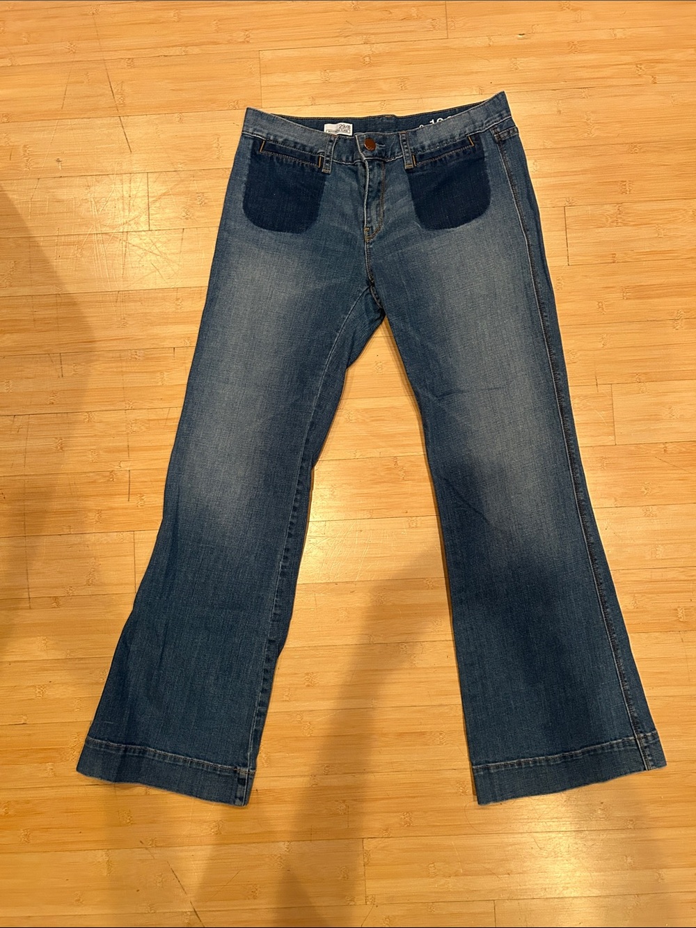 Vintage GAP Women's Denim Flare Jeans with Dark Pocket Accents